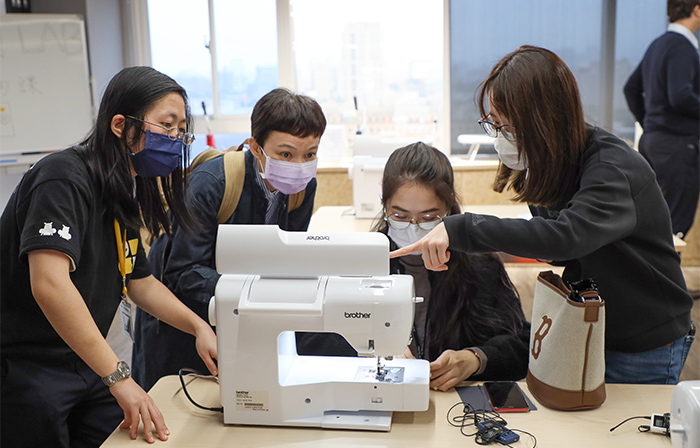 國圖多媒體創意實驗中心開設縫紉課程，圖中學員正嘗試操作機具。