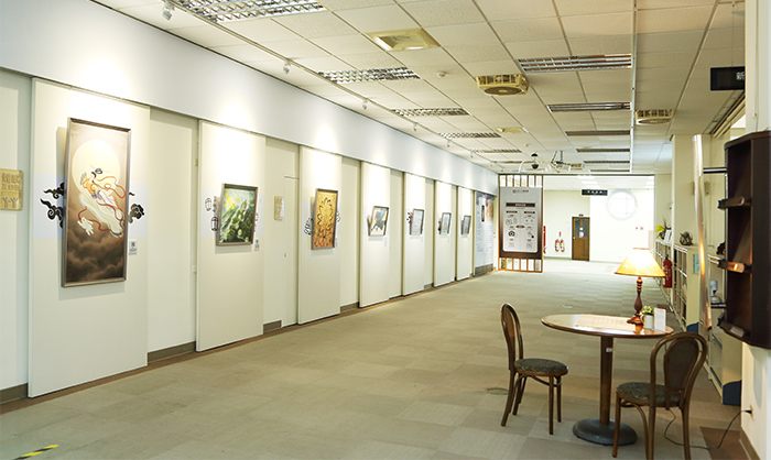 館方將靜態畫作展覽區改為互動作品，吸引學生目光。