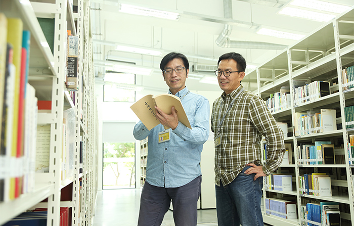 臺史博副研究員黃裕元（左）與石文誠（右）都對圖書館投注許多情感與心力。