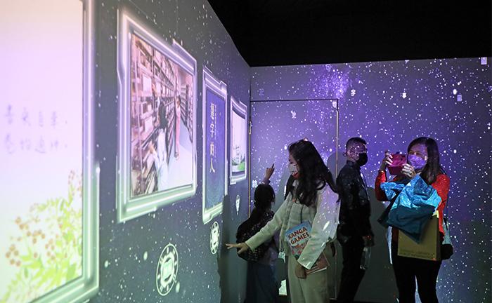 觸動式投影裝置提供民眾新穎的觀展體驗。
