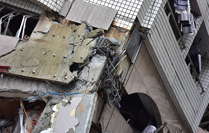 「軟腳蝦」建築的抗震能力不足，於地震期間倒塌。圖為花蓮雲翠大樓。