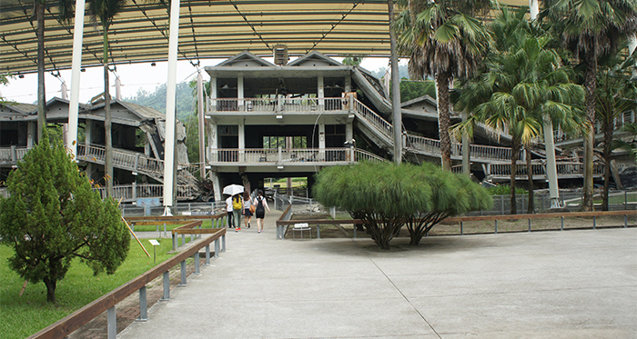 921地震教育園區沿斷層而建，以特色建築與遺址做結合。
