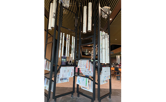 臺南市立圖書館總館樂齡閱報區的報架，方便長者拿取。