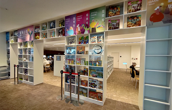 桃園市立圖書館設置樂齡桌遊區，緊鄰期刊閱讀區。