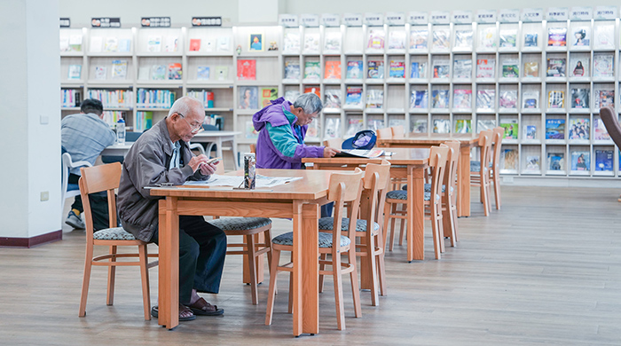 豐原分館是全國第一座樂齡示範圖書館，精心設計的硬體環境，與多樣化的課程和館藏，成為樂齡族最佳去處。