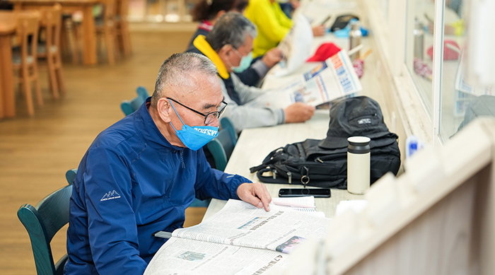 館內專為樂齡讀者規劃閱覽區和書籍，並有「電子讀報系統」和「輔具擴視機」協助閱讀。