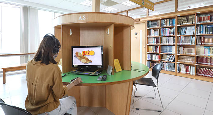 圖書館內備有電腦及視聽器材予讀者使用。