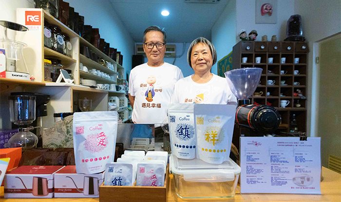 藝陣學堂與在地咖啡商倪川典成功研發「愛、鎮、祥」3種風味獨特的咖啡豆，吸引咖啡及文青族群的目光。