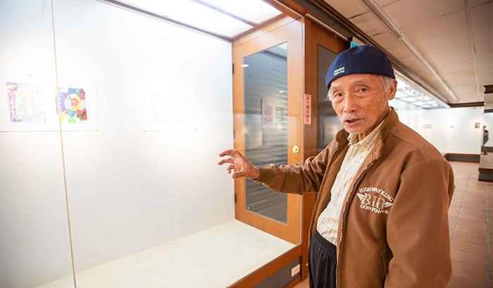 當地藝術家王紀明帶領陶玻學堂，協助無繪畫技術的樂齡學員大膽描繪腦中的想像，連失智老人也做出讓人讚嘆的作品。