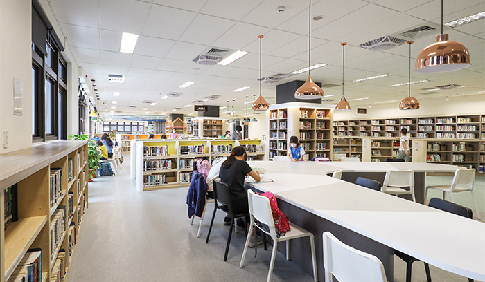 稻香分館書架設計相對低矮，使得空間更顯開闊。
