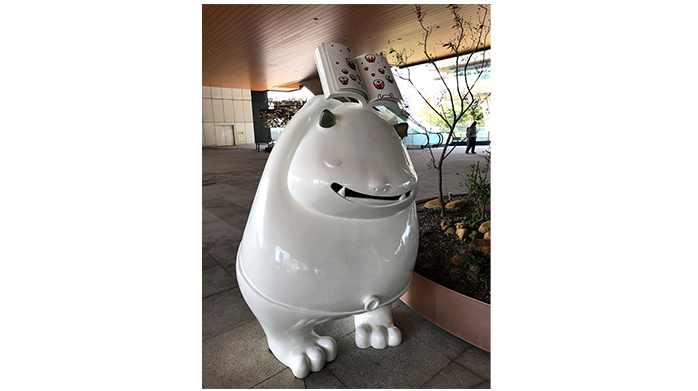 大門口出現的夢獸書僮,頭頂著翻開的書頁、咧嘴歡迎。