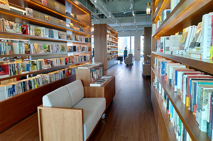 呼應圖書館空間，書店內的規劃設計也以可移動的大面書架呈現。