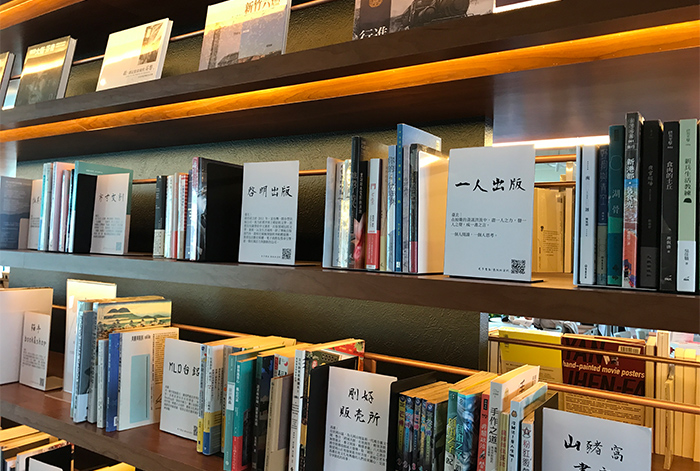 旅人有書相隨最美,尤其能找到介紹在地的書。