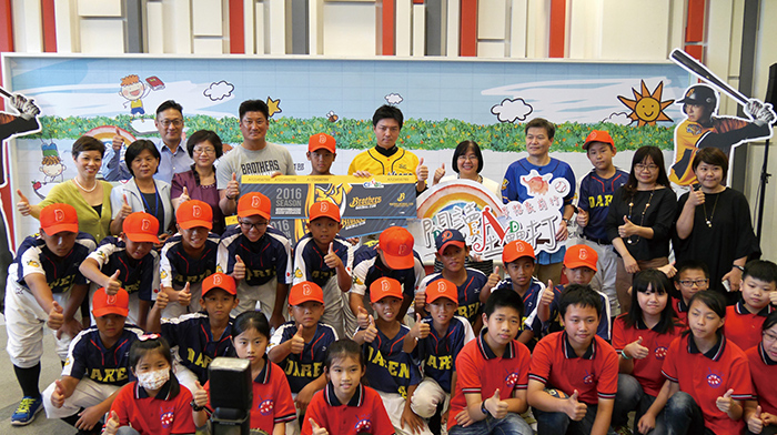 2016年「閱讀全壘打．夢想象前行」系列活動擴大推廣觸角，為臺灣揭開「棒球X閱讀」的家庭文化運動。