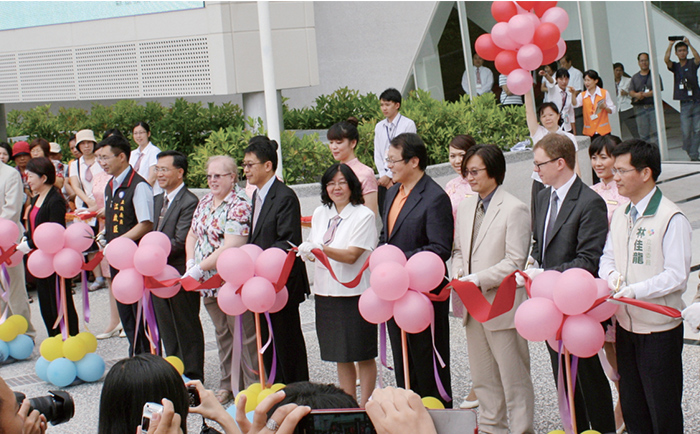 2012年6月3日新館開幕啟用，中間為館長呂春嬌。