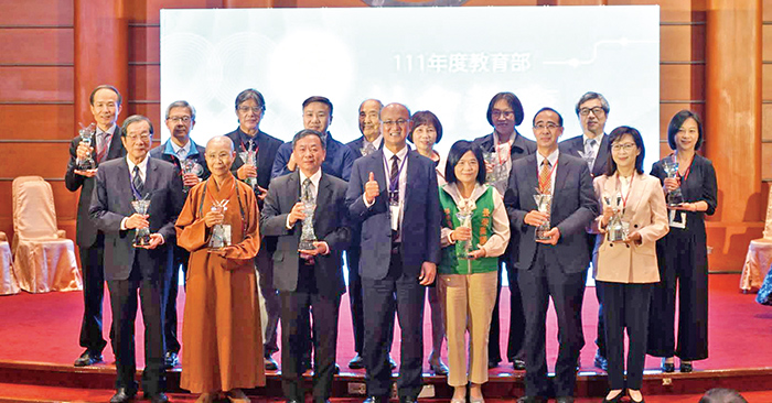 國資圖榮獲111年度教育部「社會教育貢獻獎」團體獎。