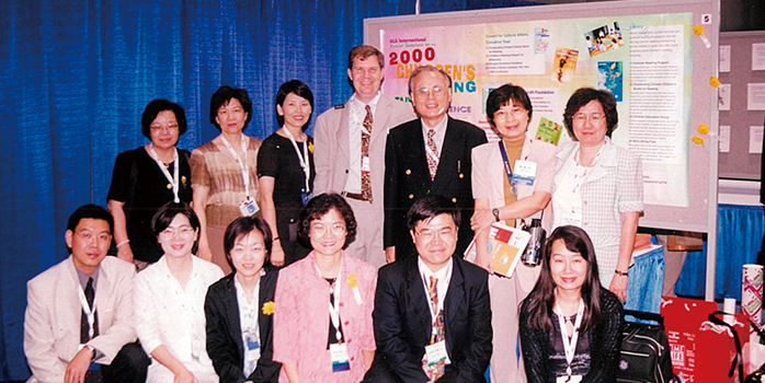 陳佳君代表省圖參加千禧年在芝加哥舉辦的美國圖書館學年會（前排左2）。