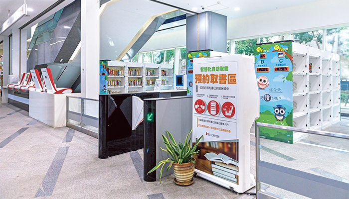 國資圖一樓預約取書區為智慧型書架，可以顯示預約書籍的即時位置，並透過自助借書機完成借書。