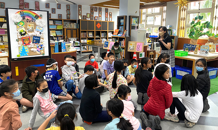 曾品方帶領孩子們於圖書館舉行「故事好好聽」的教學活動，教導孩子如何閱讀。