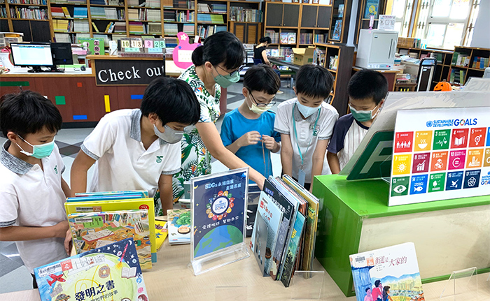 小朋友們藉由SDGs主題書展，自由挑選自己喜愛的書本閱讀。