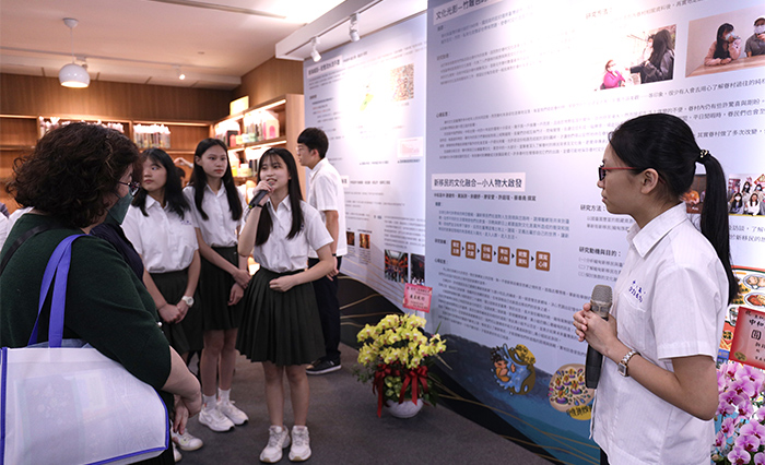 學生擔任導覽，向賓客介紹展覽內容。