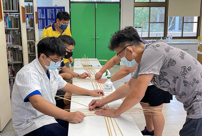 學校圖書館每月辦理不同類型的手作研習課，培養孩子尋找個人興趣與實際操作的技能。