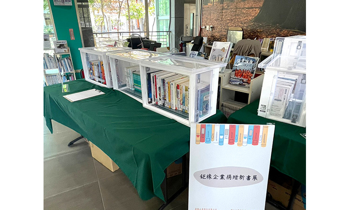 與在地企業合作舉辦圖書捐贈的社區書展，分享各界熱心，發揮學習價值。