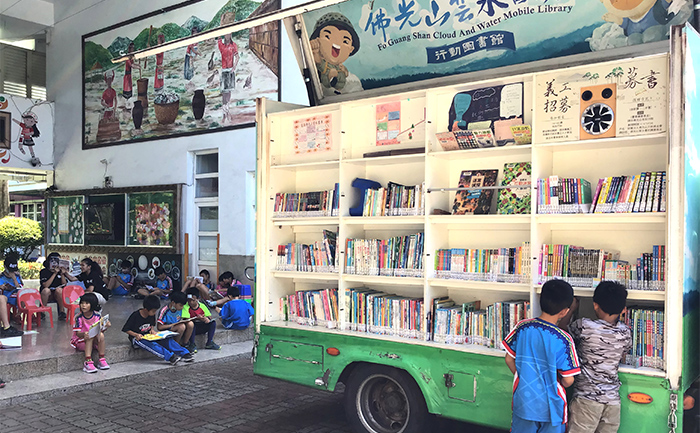校方利用行動圖書館安排多次閱讀推廣活動，激發孩子閱讀興趣。