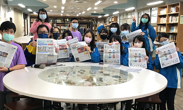 說書人團隊的學生展示不同媒體的讀報素材。