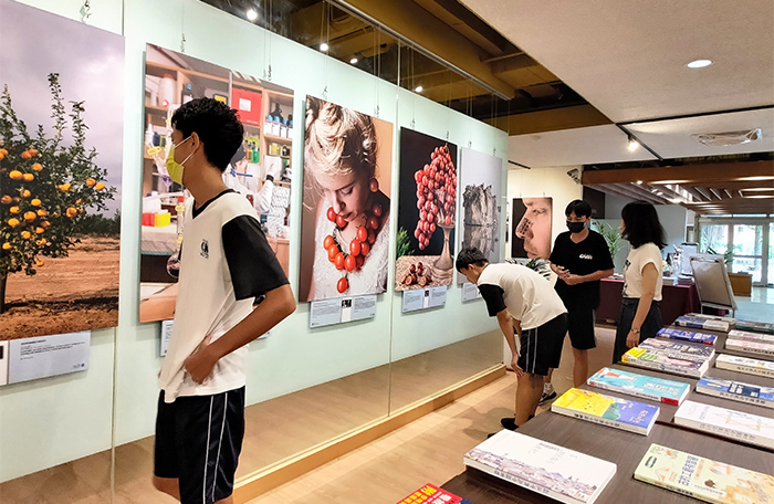 校內學生參觀8月展出的「以色列影響世界的發明與發展」。