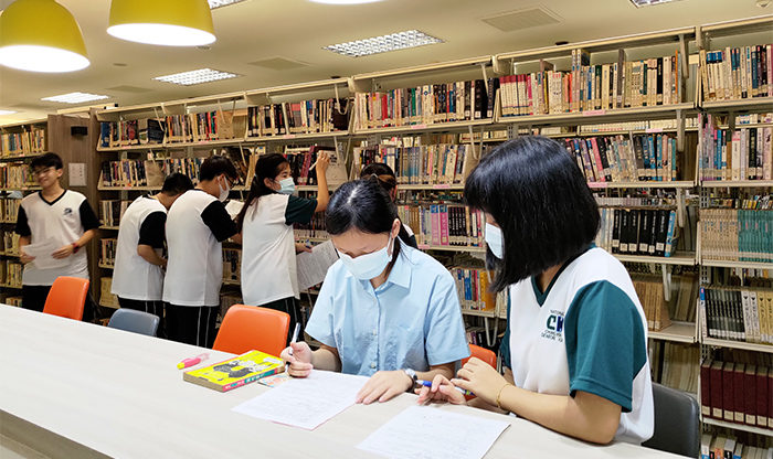 在2樓書庫的高腳椅閱讀區有如咖啡館般愜意，成為學生的打卡熱點。