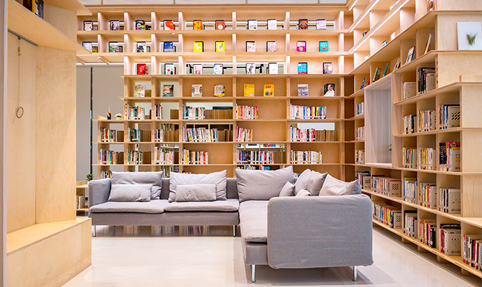 中央書牆的沙發區像在家中客廳般舒適。
