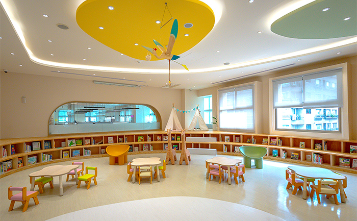 寬敞的親子閱覽區，桌椅有許多童趣十足的設計巧思。