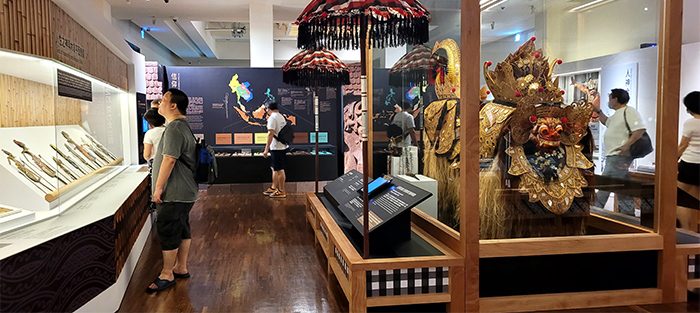 民眾於展出期間至臺博館參觀，展覽以藝術、宗教文化、與東南亞風土民情規劃動線。