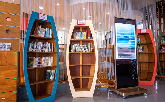 五結鄉立圖書館內有3座漁船造型的展示書櫃。