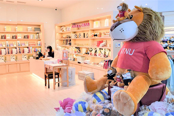 臺師大出版中心的吉祥物「大獅兄」在書店門口十分引人注目。