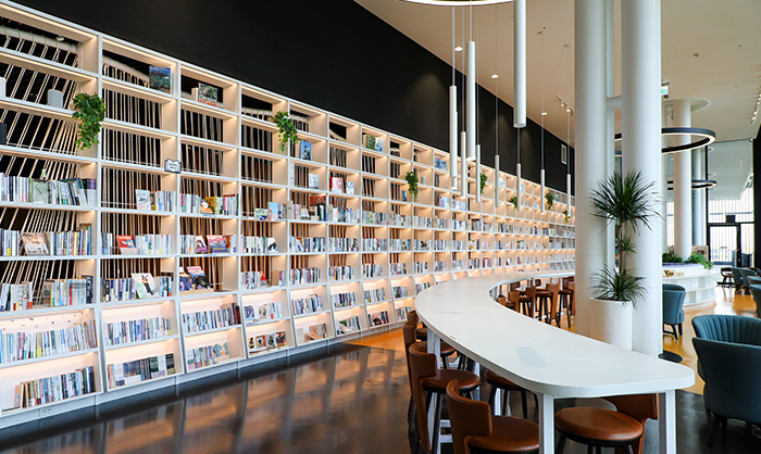 烏邦圖書店利用開架式書櫃創造更多空間使用。