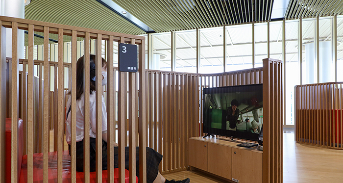 南市圖總館設有獨立座位的視聽設備供民眾使用。