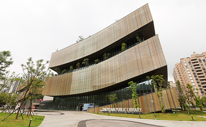 桃市圖總館是全國首創與電影院共構的圖書館，更是串聯桃園藝文特區的展演中心。