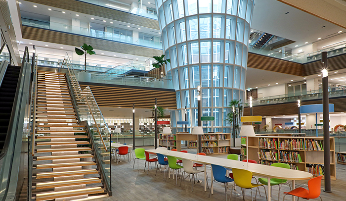 桃市圖總館效法日本模式讓公共圖書館成為一個多功能的文化場所。