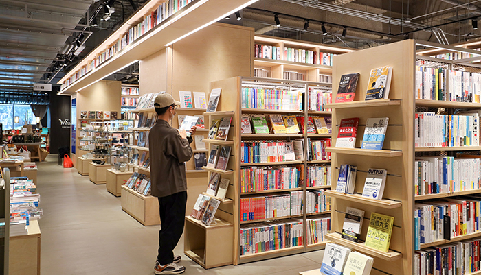 書店書籍千奇百種，民眾可以盡情挑選觀看。