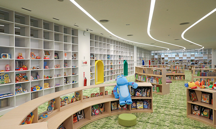 除了書籍，館內還有不同的教具、玩具與玩偶提供孩童玩樂。