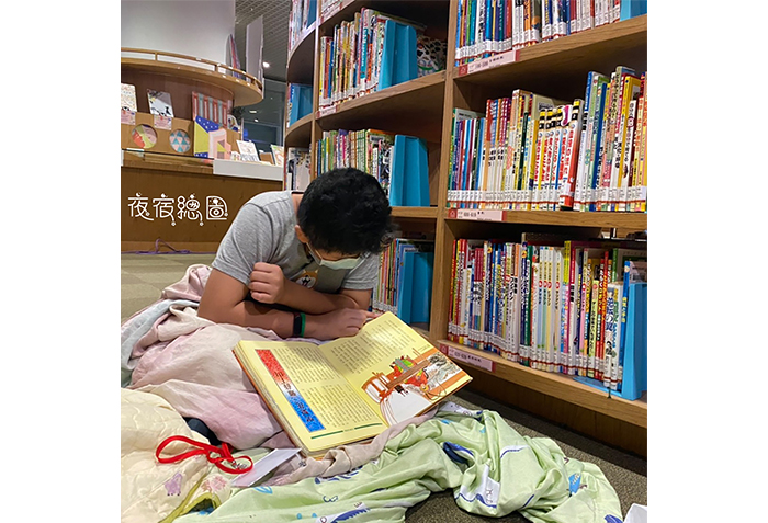 高市圖總館的夜宿圖書館活動，學童可以擁抱書籍與棉被入睡。
