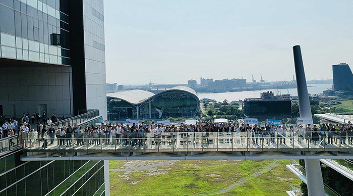 空橋串聯起高市圖總館與二期會館，提供讀者更多功能的服務。