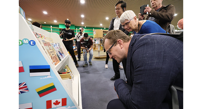 國外圖書館長官至高市圖總館參訪，並在國際繪本中心尋獲自身國家繪本。