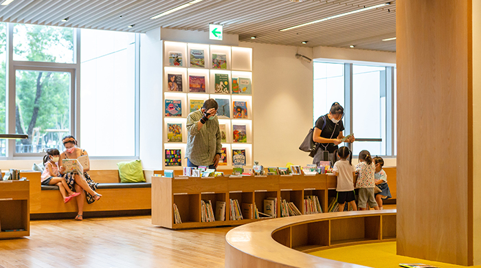 規劃親子閱覽區讓父母可以陪伴孩子閱讀，享受天倫時光。
