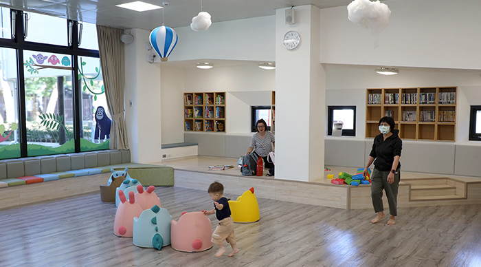 「樂學基地」室內天花板上懸掛著熱氣球和雲朵，營造清新可愛的視覺效果。