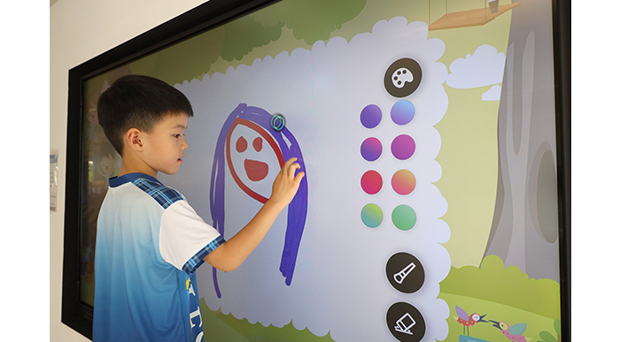 書香坡道的盡頭設有「多媒體數位塗鴉牆」，這是小朋友最喜愛的設施。