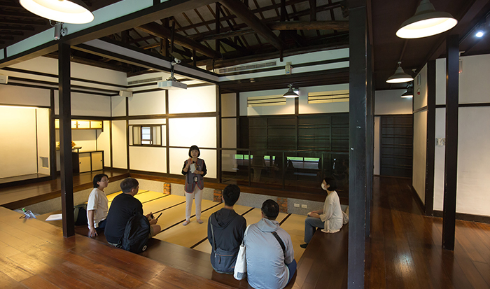 以臺語為遊客進行基地的室內外導覽。