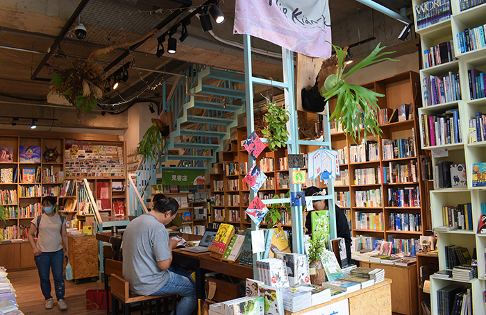 在1樓的大木桌，提供讀者們寬敞的閱讀或工作空間。